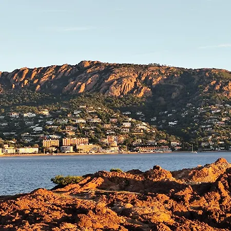 T2 Vue Mer, Jardin Clos, Village Cap Esterel St Raphael * Saint-Raphaël